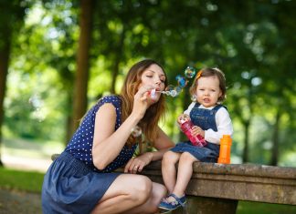 İlk 1 Yaşında Bebekler Neler Yapabilir? İlk 1 Yaşında Bebekler Neler Yapabilir